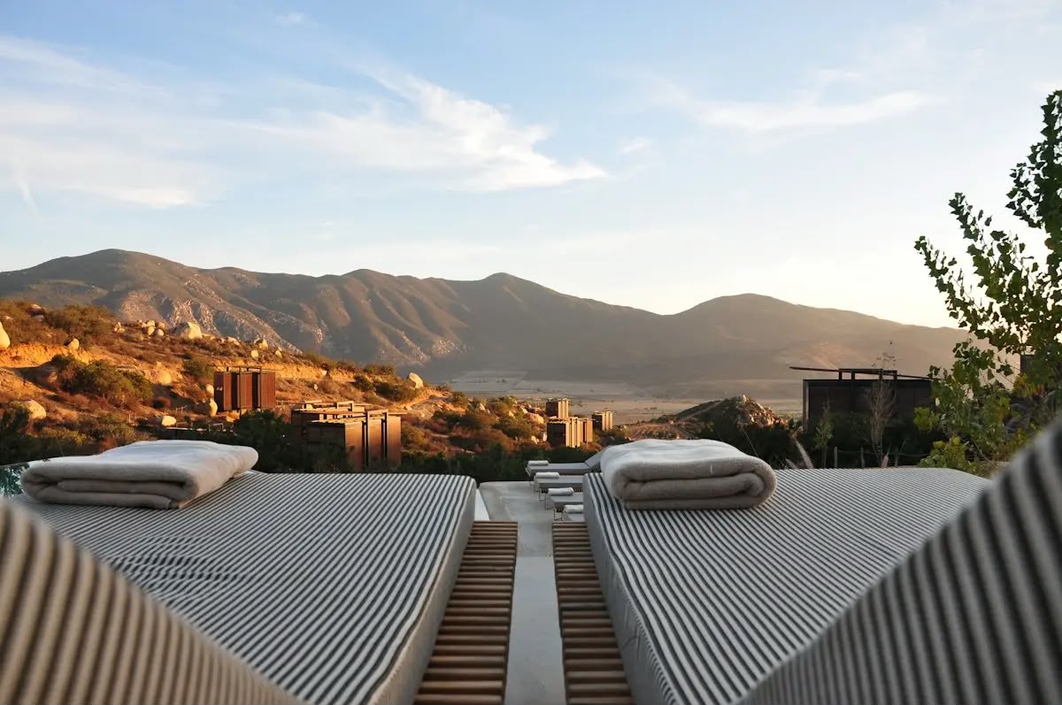 Terraza de hotel con camastros y paisaje de montaña